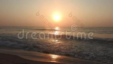 浪漫的日出在热带海滩上，有红色的金色光芒。 <strong>海浪</strong>与浪漫的日落与<strong>海浪</strong>。 <strong>海浪</strong>